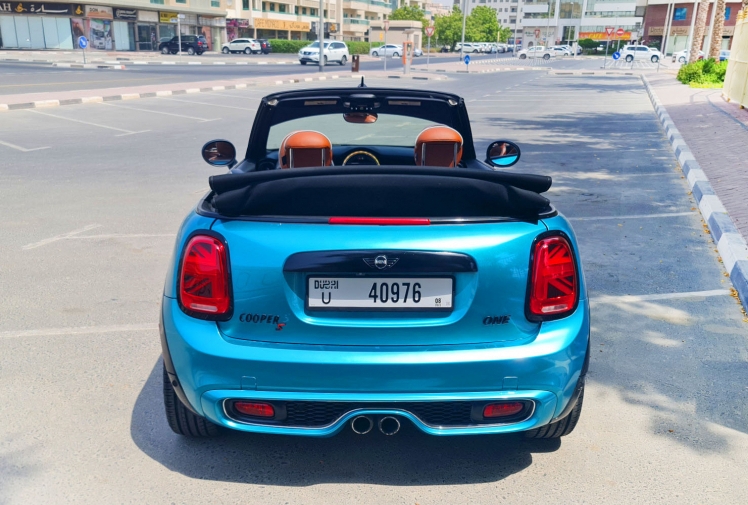 Blau Mini Cooper S Cabrio 2020
